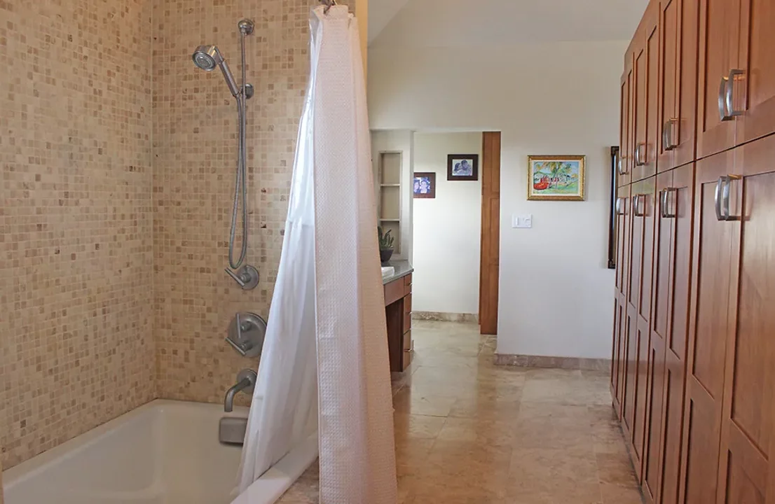 Waterfront-Luxury-Home-10