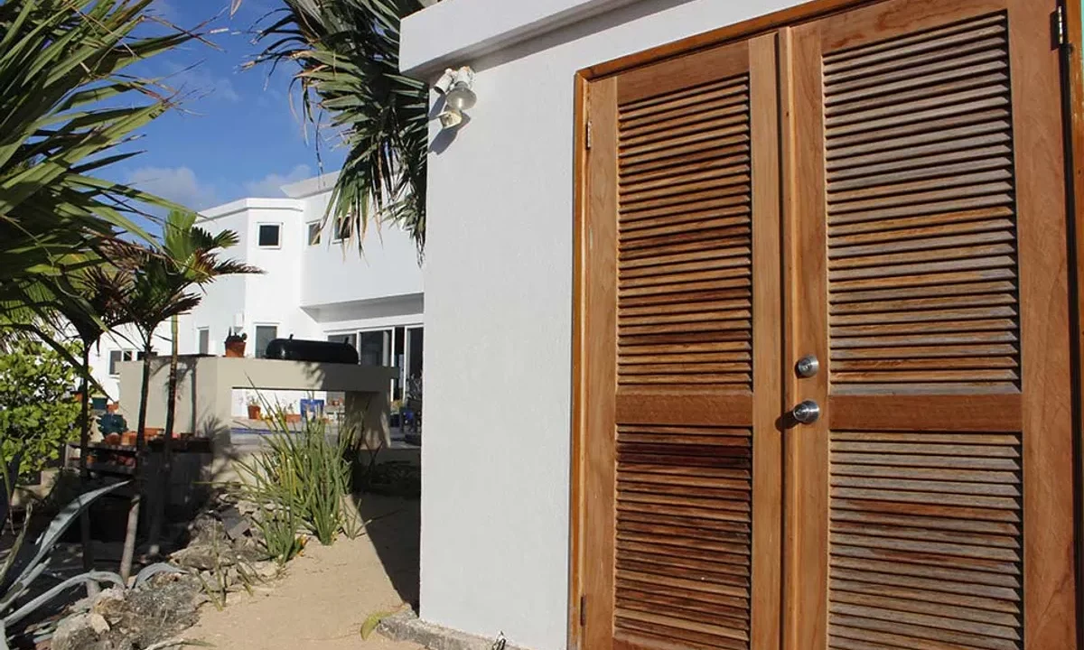 Waterfront-Luxury-Home-12