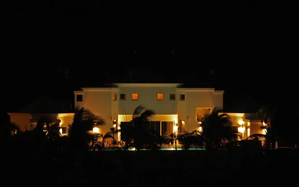 Waterfront-Luxury-Home-15