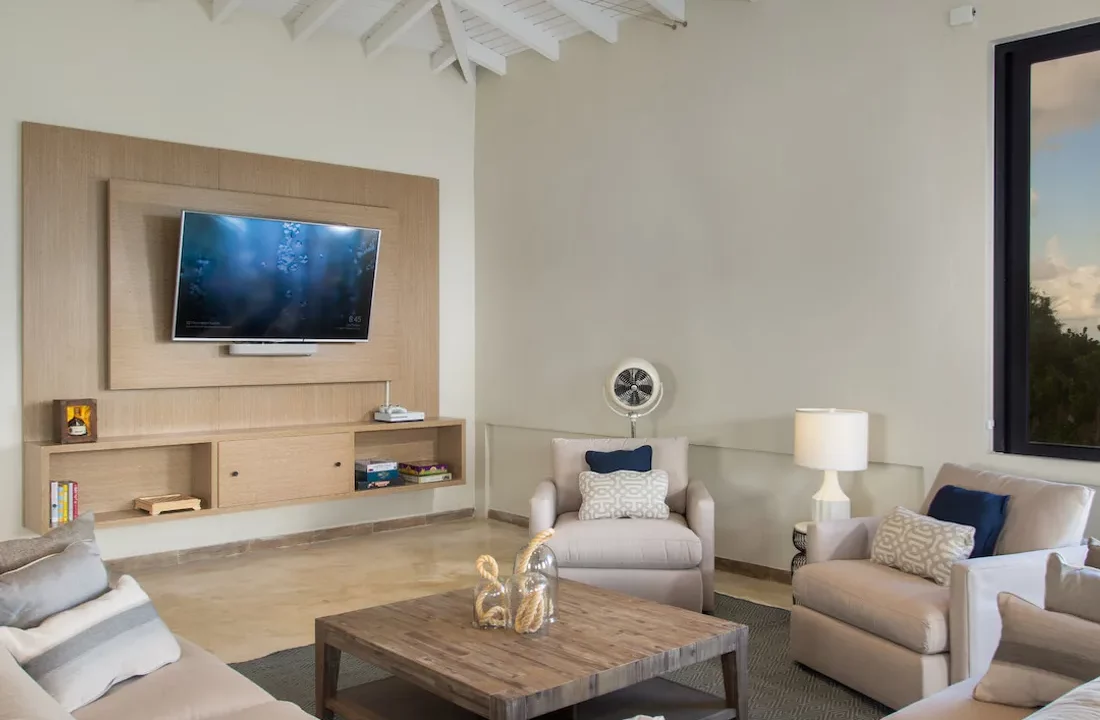 eyJidWNrZXQiOiJsYWN1cmUtYmFja29mZmljZSIsImtleSI6InBpcFwvbWluaXNpdGVcLzQ4NmYtYmVhY2hfaG91c2VfdHYtYXJlYS5qcGciLCJvcHRpb25zIjp7InByb2dyZXNza