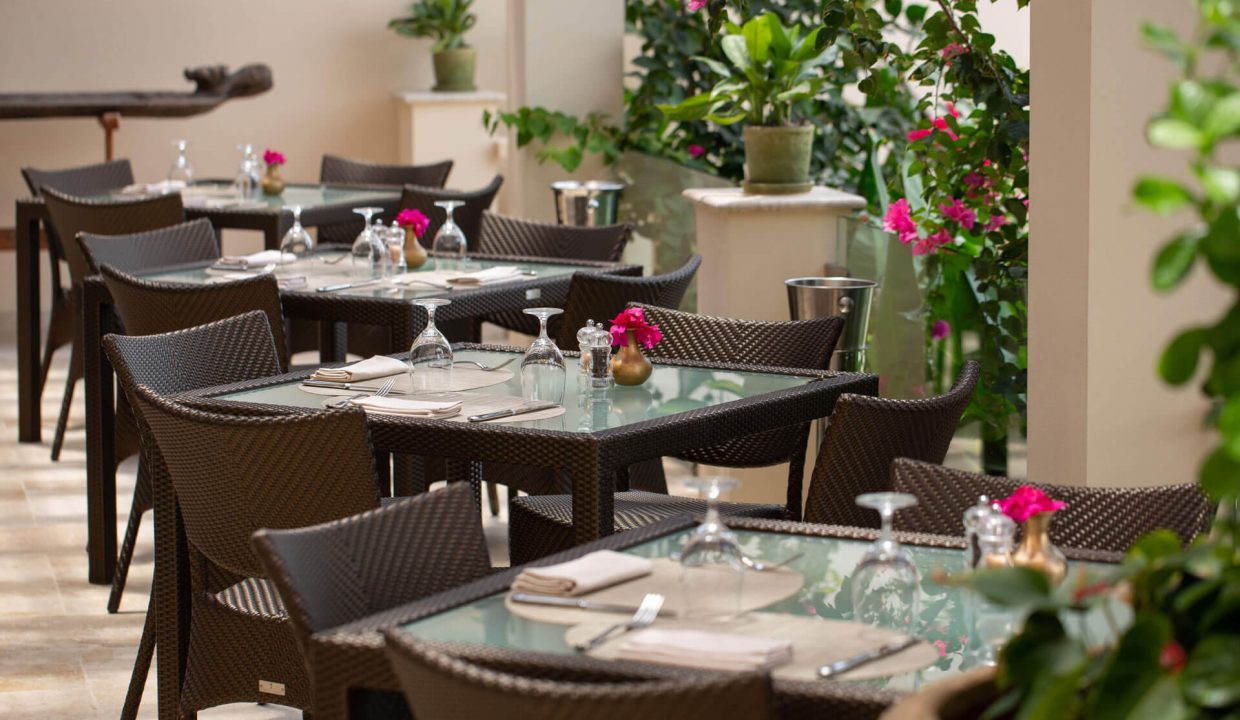 QHotel_patio-day-lunch