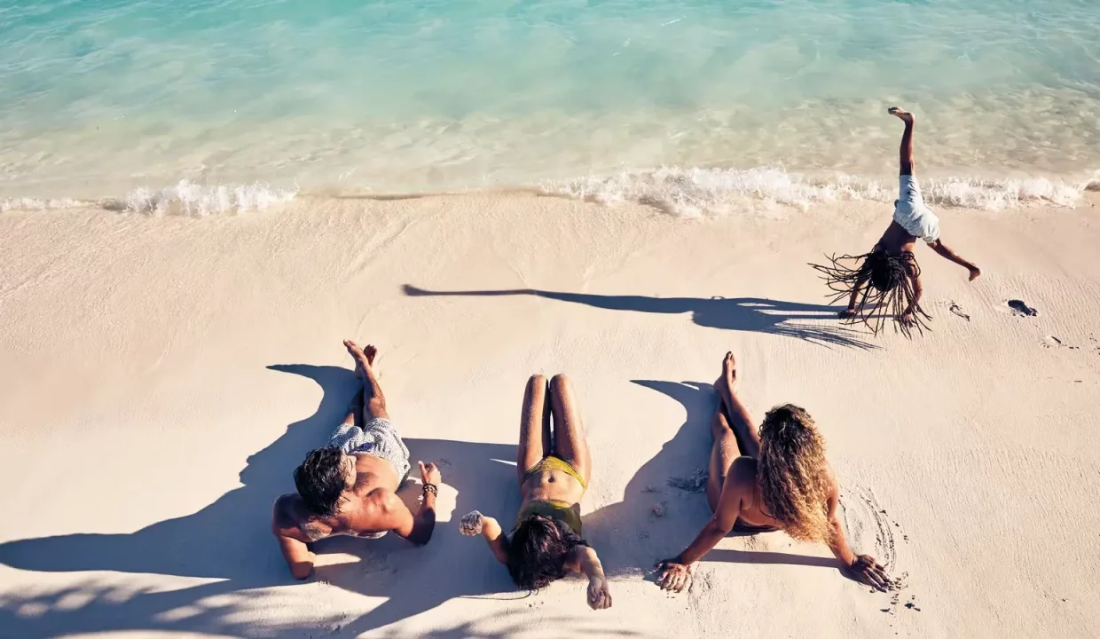 cap-ext-beach-family01