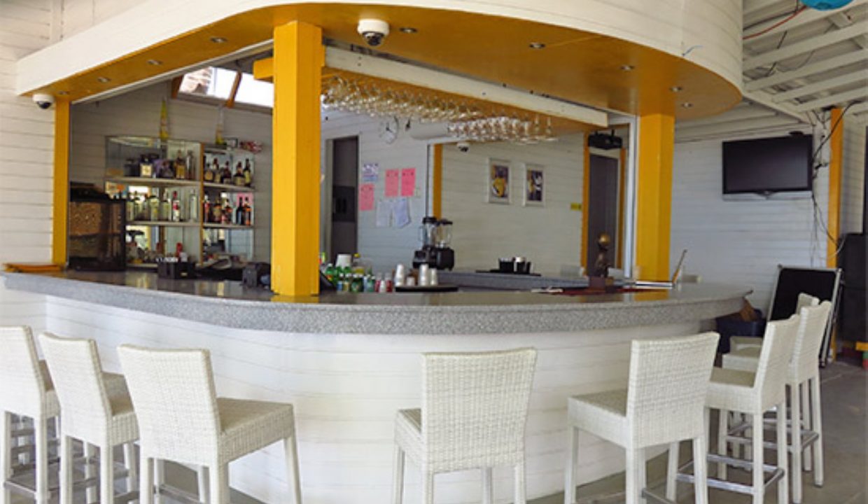 the-bar-at-dads-bar-grill