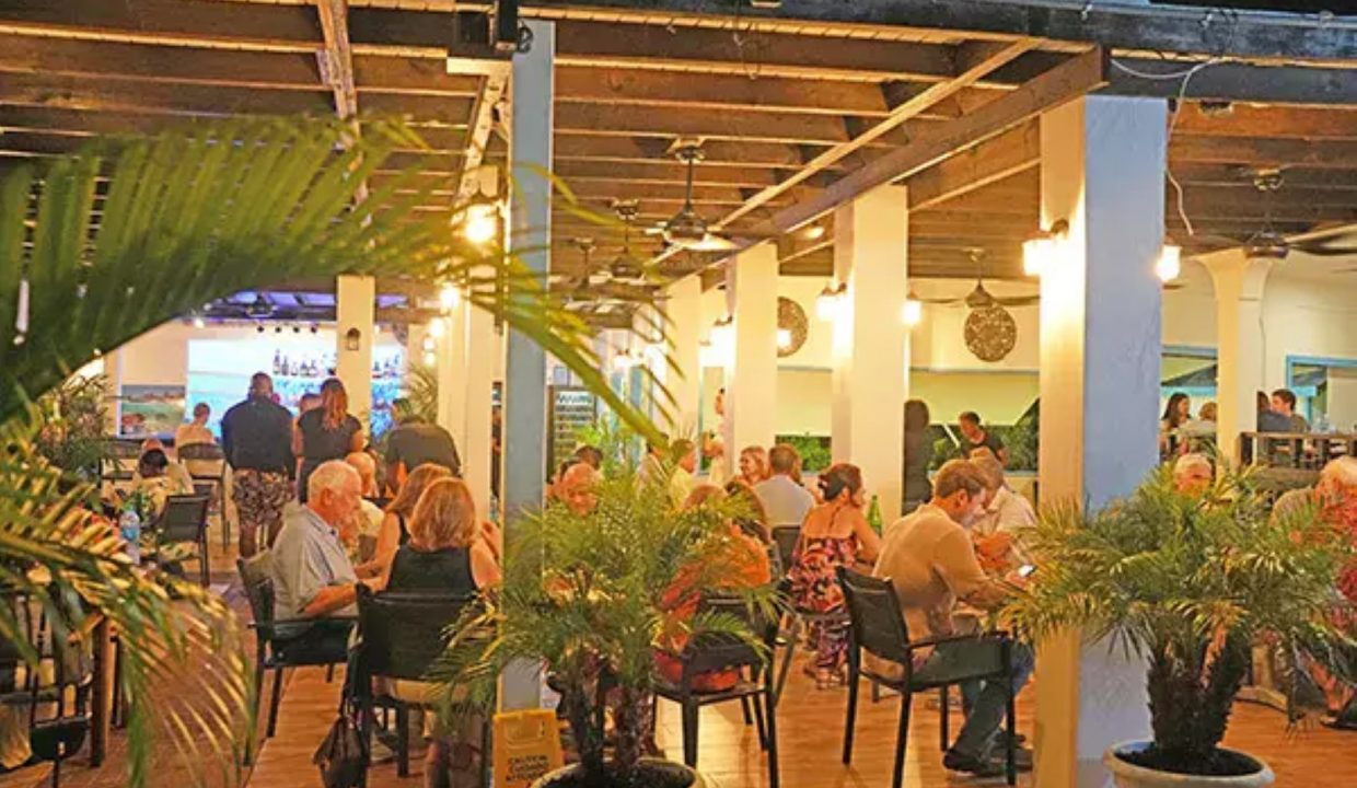 xdining-sharkys-restaurant.jpg.pagespeed.ic.EzxmDZxkwm